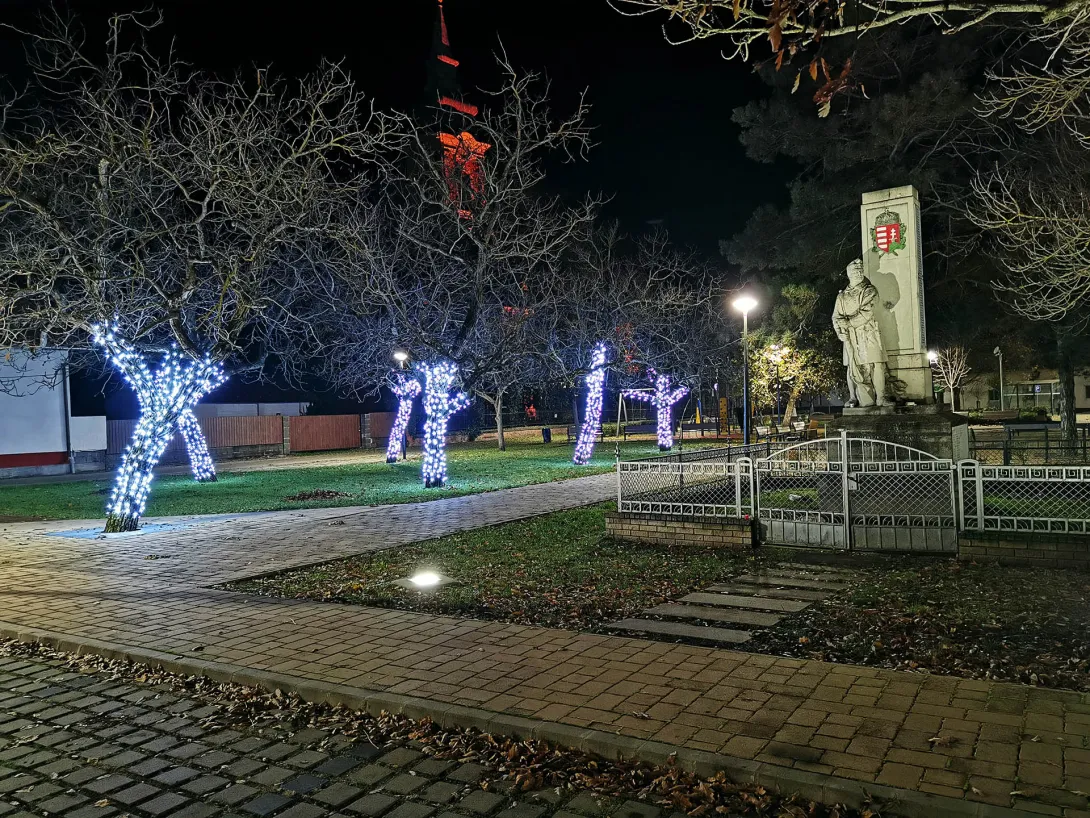 Karácsonyi díszkivilágítás, Gyomaendrőd, Endrődi rész, Hősök tere
