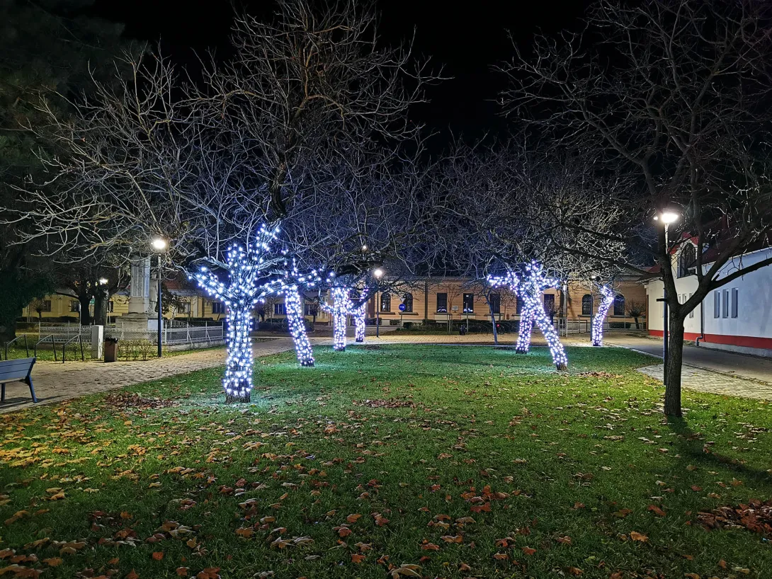 Karácsonyi díszkivilágítás, Gyomaendrőd, Endrődi rész, Hősök tere