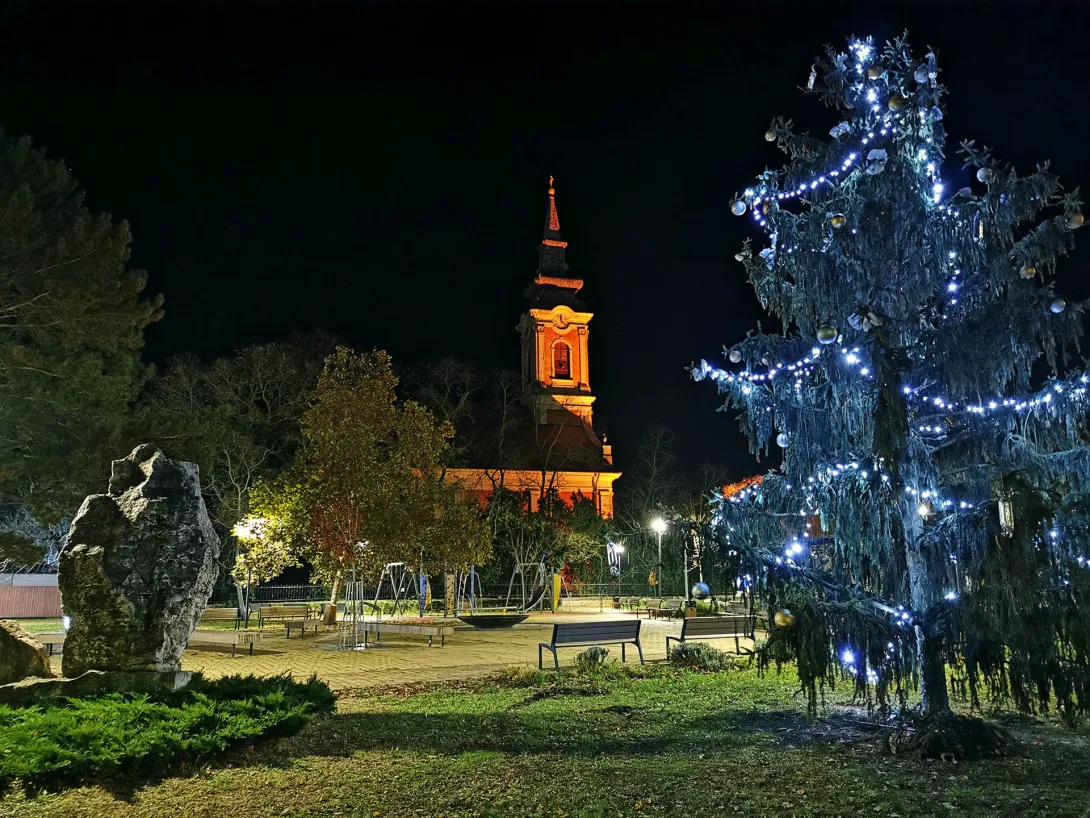 Karácsonyi díszkivilágítás, Gyomaendrőd, Endrődi rész, Hősök tere