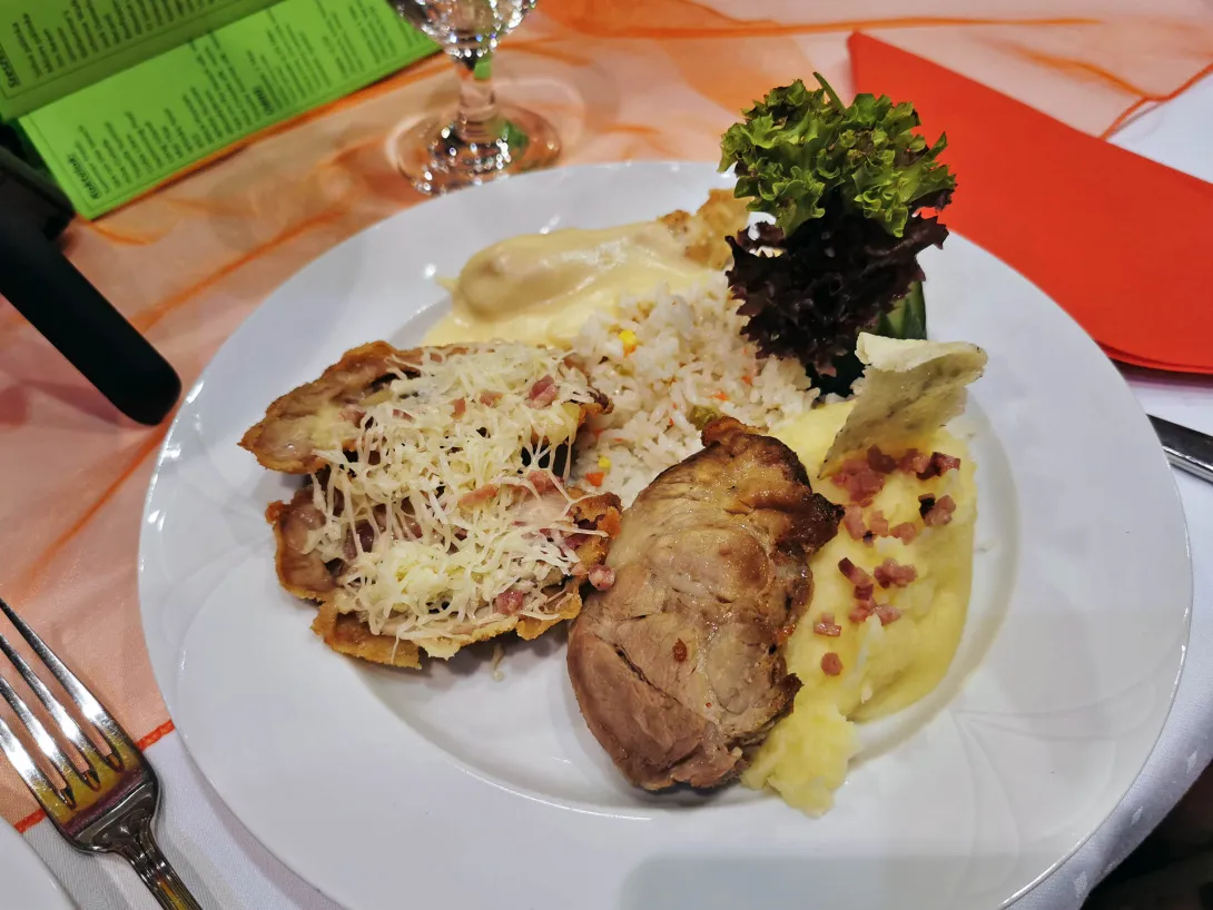 Menü: Kemencében sült tarja, Párolt csirkemell cheddar mártással, Töltött karaj Rákóczi módra, Sonkás burgonyapüré, Tavaszi rizs (a menüt készítette a Körös Étterem executive chef-je Tímár Albin (gasztronómiai világbajnokság ezüstérmese és szakácsolimpia bronzérmes), VI. Gyomaendrődi Sportbál, Varga Lajos Sportcsarnok