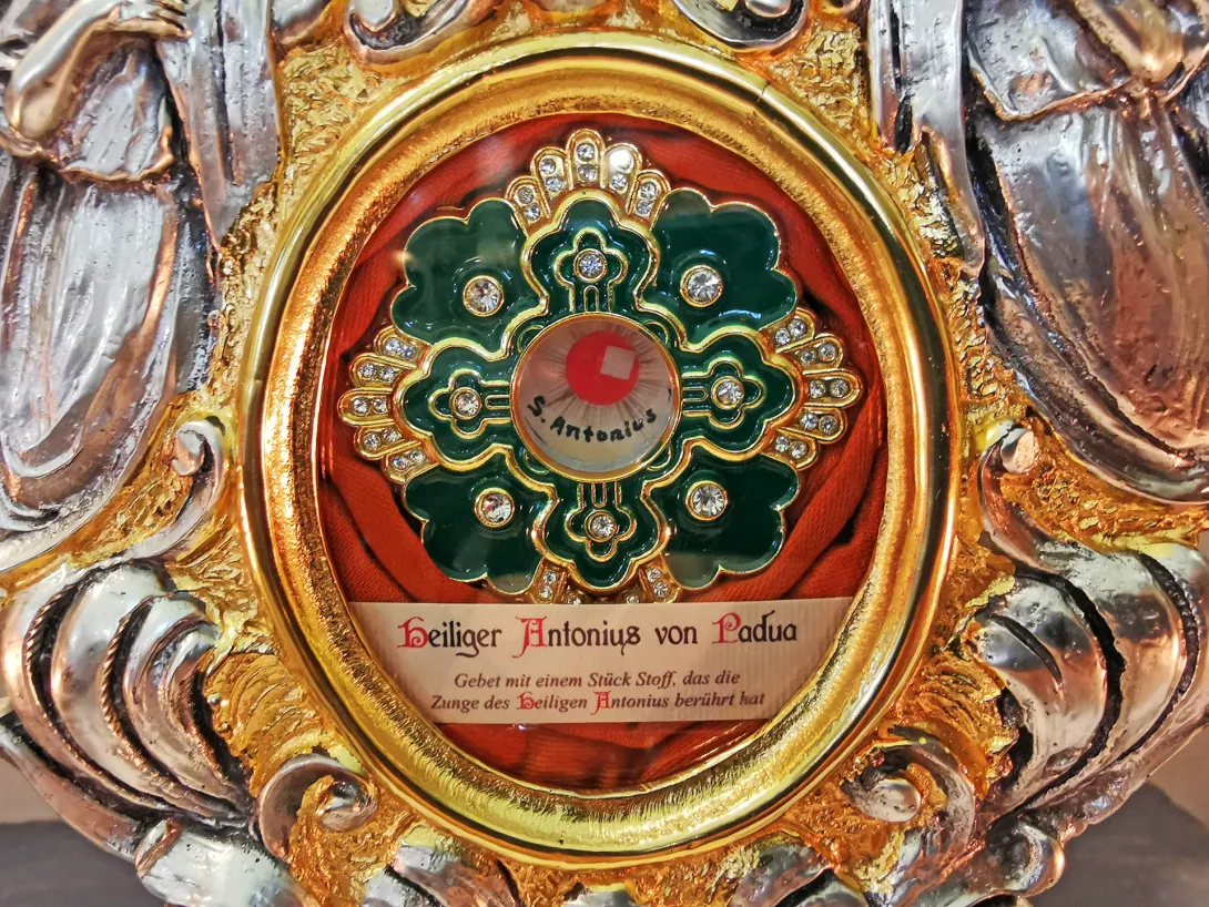 Ereklyetartó: Szent Antal sírjától egy kis vászondarab, Szent Antal-napi ünnepség és liliomszentelés, Gyomaendrőd, Szent Imre Katolikus Templom