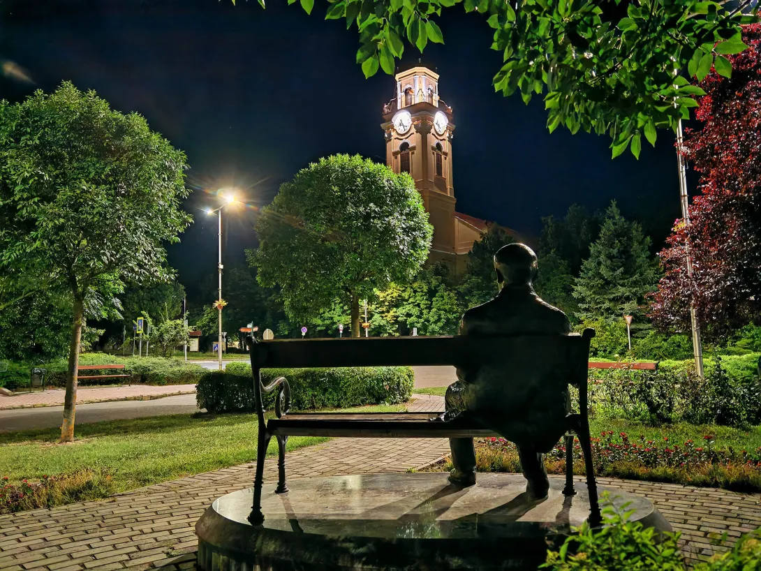 Kállai Ferenc szobor, Gyomaendrőd éjszaka