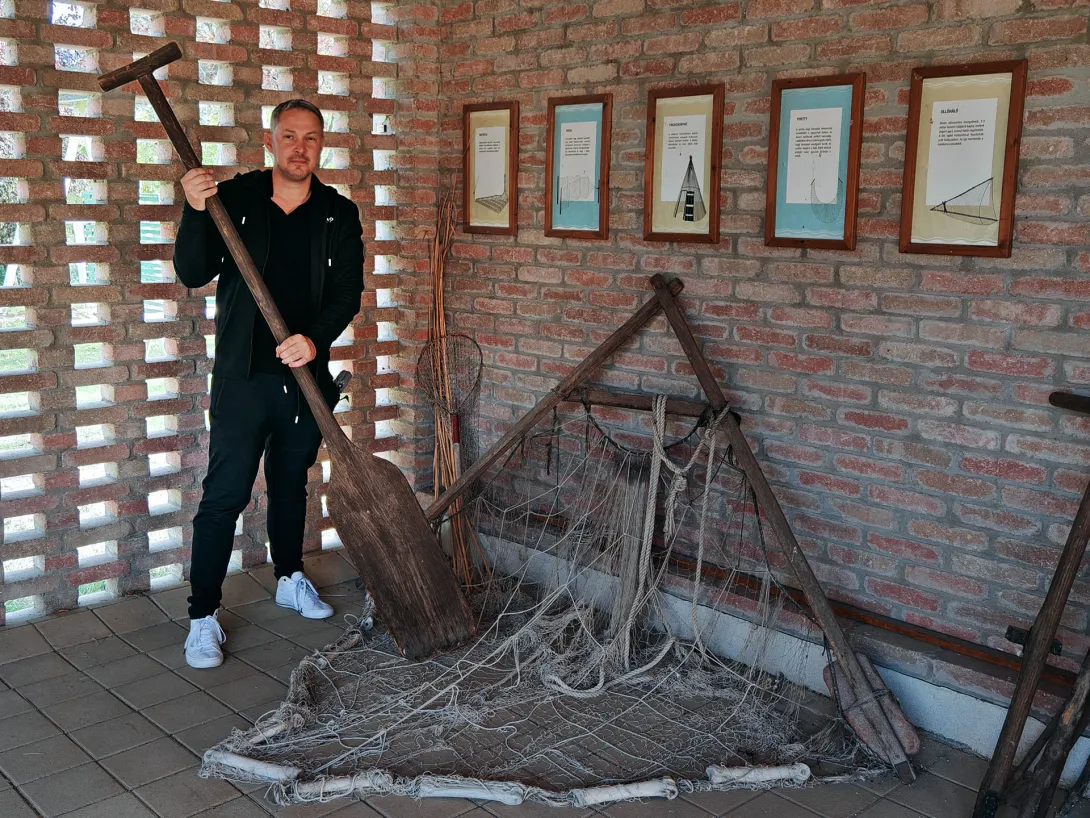 "Egy magányos pákász fiú" c. fotó, Bárka Látogatóközpont, Gyomaendrőd