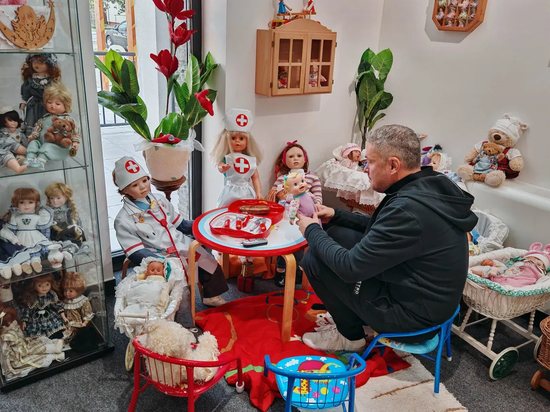 "Egy magányos fiú babaorszában" c. fotó, Aranka Játékbaba Múzeum, Gyomaendrőd