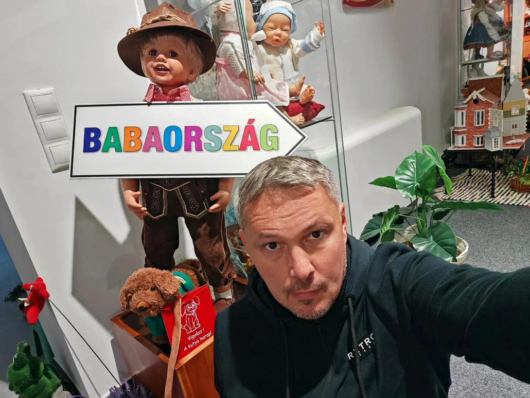 "Egy magányos fiú babaorszában" c. fotó, Aranka Játékbaba Múzeum, Gyomaendrőd