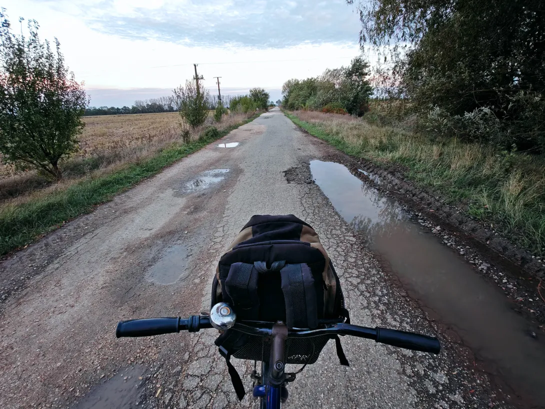 A naplemente fényében, a szikes magyar pusztán kerékpározva..., Póhalom