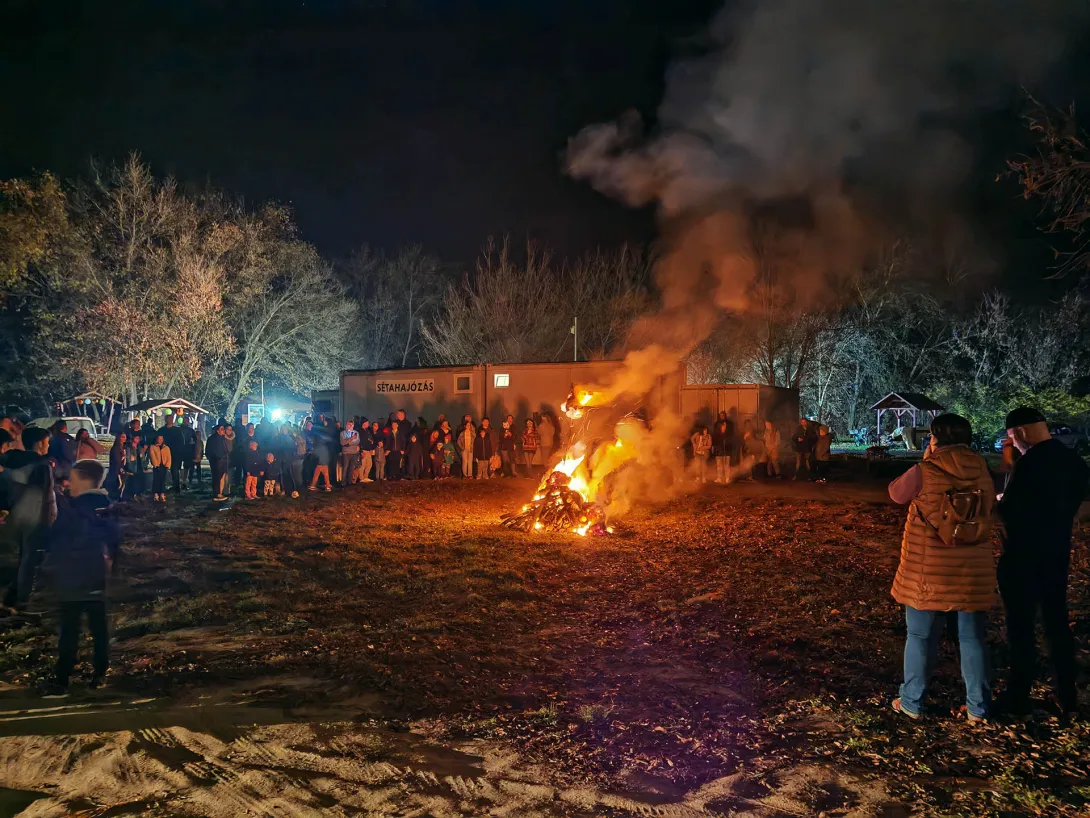 Tábortűz (Boszorkányégetés tisztítótűzzel), Elátkozott erdő