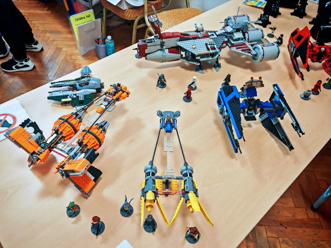 A saját kiállítóhelyemen mutattam be a LEGO-építményeket, kis LEGO-rajzfilm videókkal és néhány eredeti relikvia segítségével, mindezt két darab 80x180 cm-es asztalon. (A lázadók már mind tudják, hogy ez a galaxis legjobb része!)