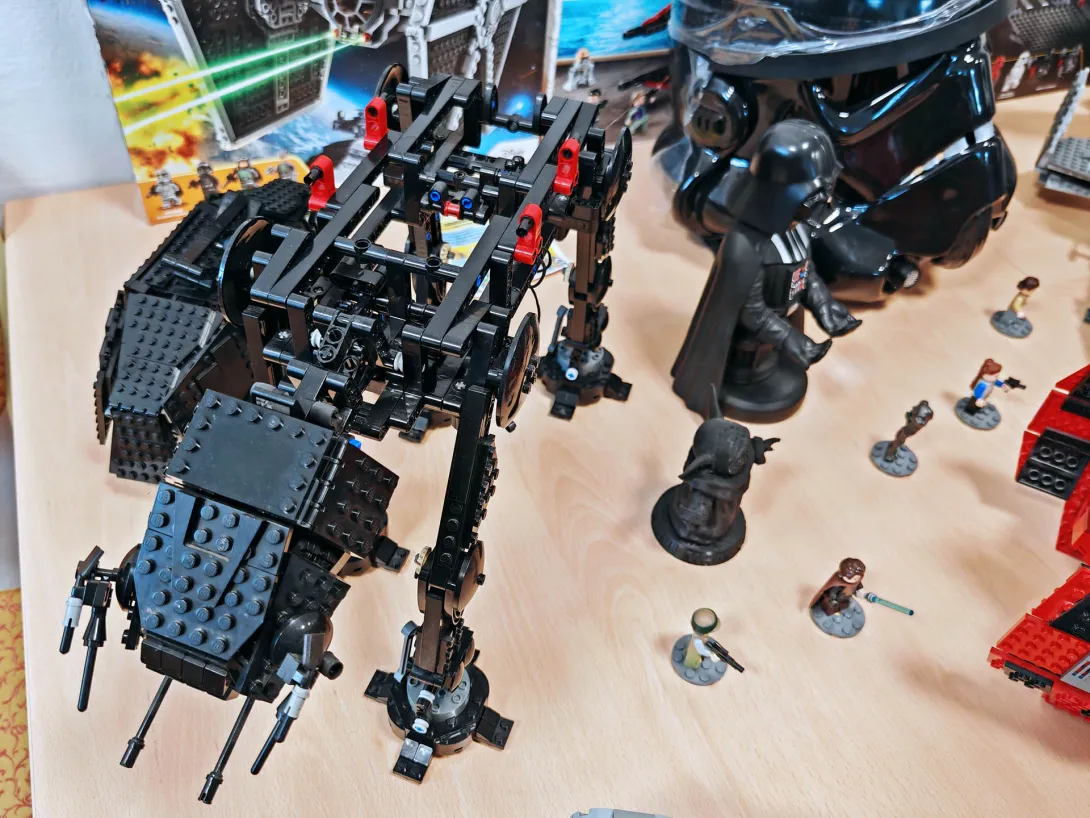 A saját kiállítóhelyemen mutattam be a LEGO-építményeket, kis LEGO-rajzfilm videókkal és néhány eredeti relikvia segítségével, mindezt két darab 80x180 cm-es asztalon. (A lázadók már mind tudják, hogy ez a galaxis legjobb része!)