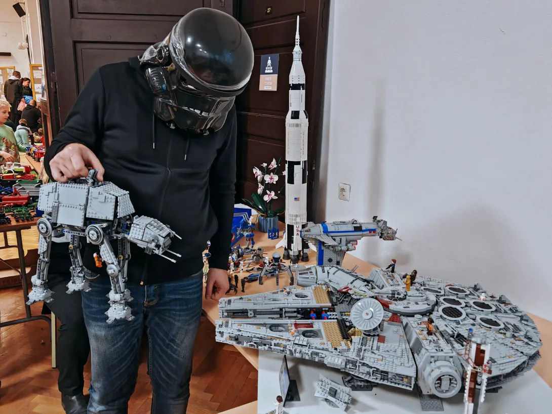 Az Ezeréves Sólyom (Millennium Falcon) előtt állva csak annyit mondhatok: a Birodalom most már nem csak az űrben, hanem a LEGO világában is hatalmat szerzett. Készen állok a következő csatára, lázadók! Éljen a Birodalom!