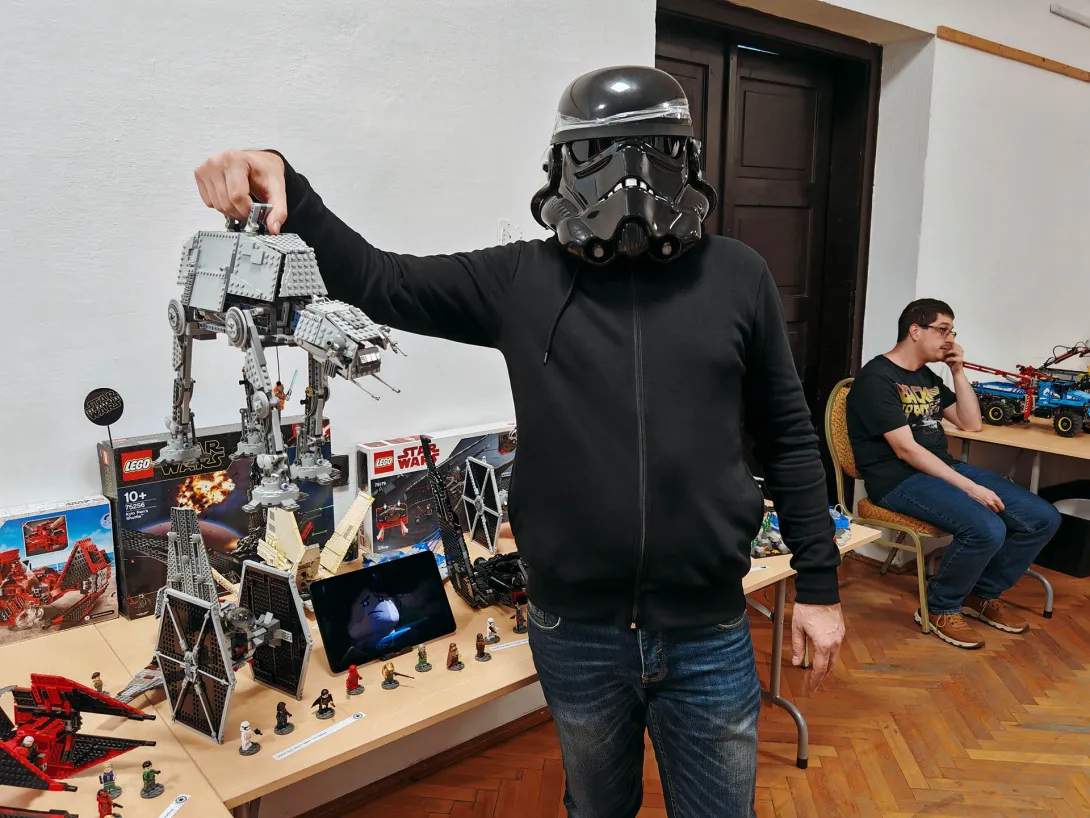 A lányok Louis Vuittonnal vagy Diorral villognak, én meg egy AT-AT lépegetőt cipelek. Árban ugyanott vagyunk, csak az enyém LEGO – és bolygókat hódít! „Hát most ki uralja a galaxist, lázadók?” Éljen a Birodalom!