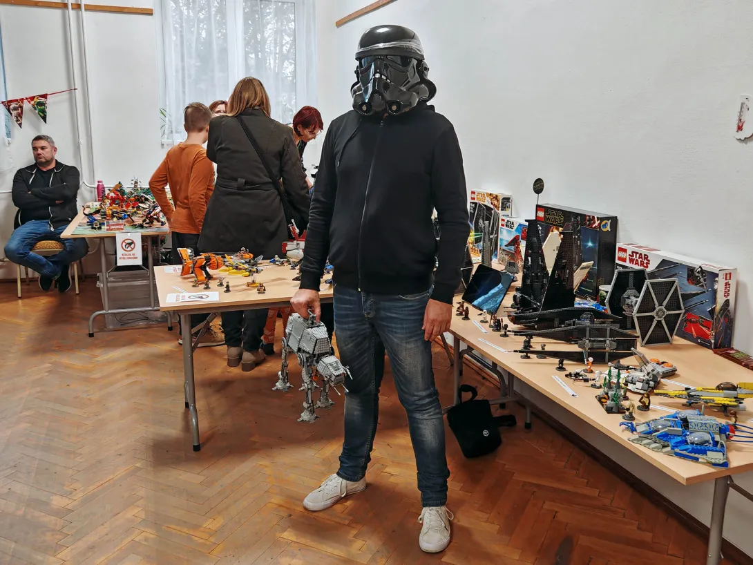 Nyugalom, polgárok, a LEGO birodalom mindent kézben tart! De ha valaki felborít egy AT-AT-t, azonnal karbonfagyasztjuk! Éljen a Birodalom!