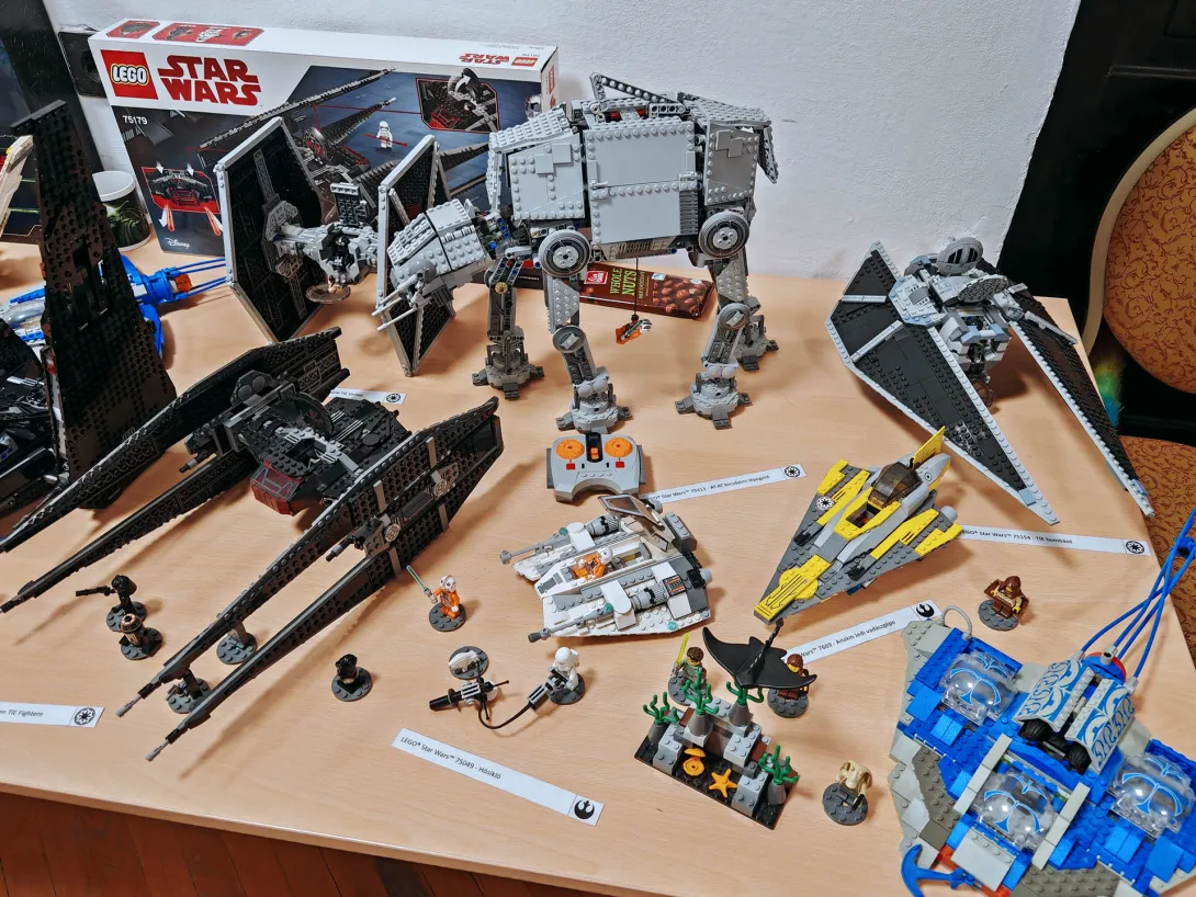 A saját kiállítóhelyemen mutattam be a LEGO-építményeket, kis LEGO-rajzfilm videókkal és néhány eredeti relikvia segítségével, mindezt két darab 80x180 cm-es asztalon. (A lázadók már mind tudják, hogy ez a galaxis legjobb része!)