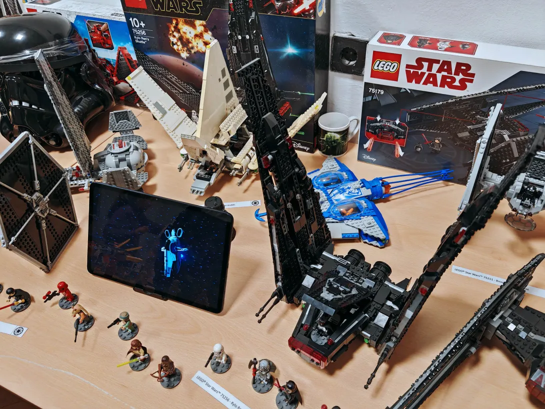 A saját kiállítóhelyemen mutattam be a LEGO-építményeket, kis LEGO-rajzfilm videókkal és néhány eredeti relikvia segítségével, mindezt két darab 80x180 cm-es asztalon. (A lázadók már mind tudják, hogy ez a galaxis legjobb része!)