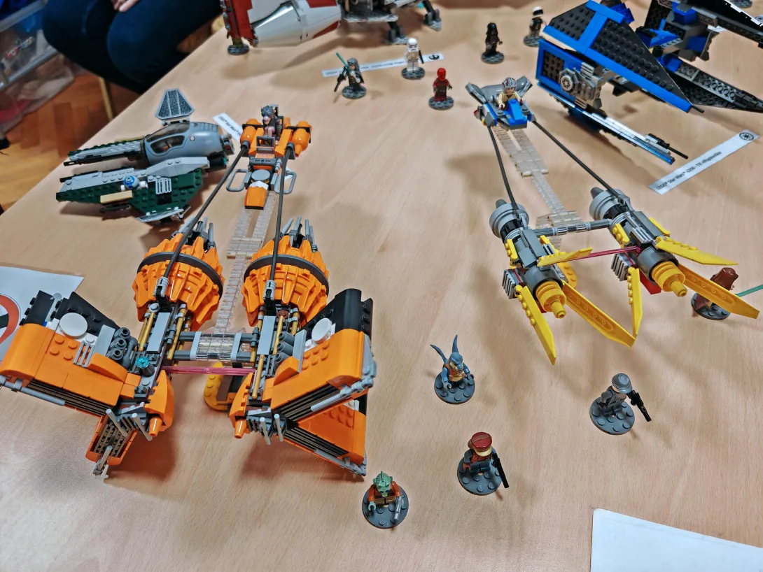 A saját kiállítóhelyemen mutattam be a LEGO-építményeket, kis LEGO-rajzfilm videókkal és néhány eredeti relikvia segítségével, mindezt két darab 80x180 cm-es asztalon. (A lázadók már mind tudják, hogy ez a galaxis legjobb része!)