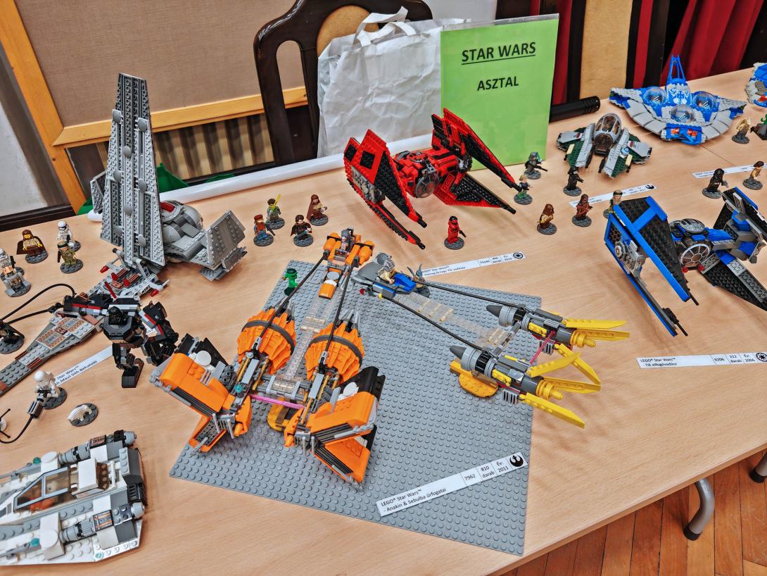 A saját kiállítóhelyemen mutattam be a LEGO-építményeket, kísérve egy rövid LEGO-összerakó videóval és néhány eredeti Star Wars-relikviával, mindezt három darab 80×180 cm-es asztalon. (A lázadók már jól tudják: ez a galaxis legjobb része!)