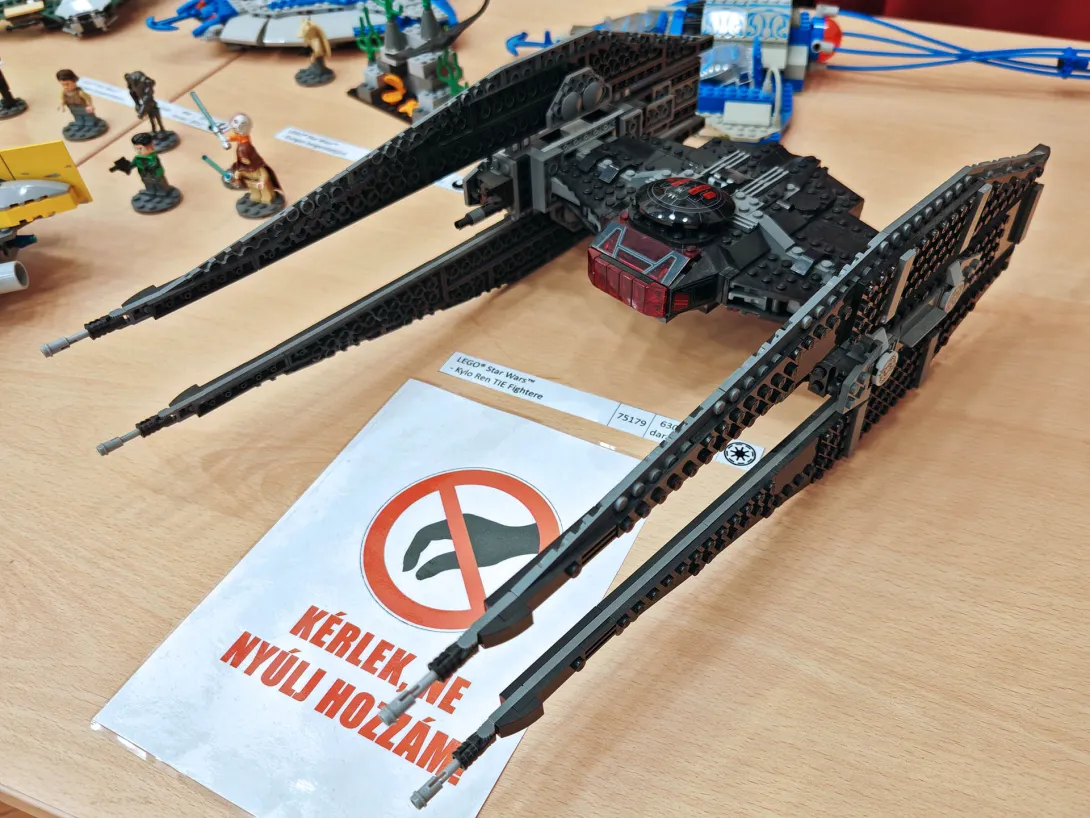 A saját kiállítóhelyemen mutattam be a LEGO-építményeket, kísérve egy rövid LEGO-összerakó videóval és néhány eredeti Star Wars-relikviával, mindezt három darab 80×180 cm-es asztalon. (A lázadók már jól tudják: ez a galaxis legjobb része!)