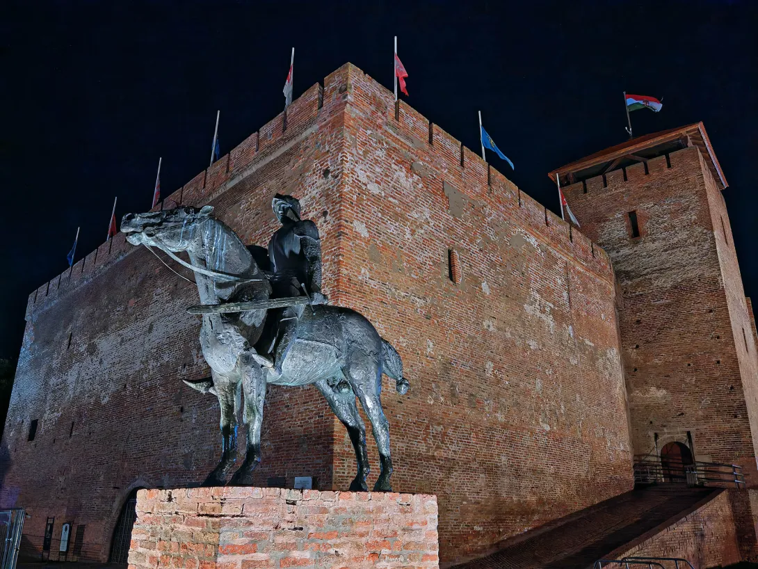 Végvári vitézt ábrázoló bronz lovasszobor, Gyulai Vár, The Medieval Gyula Castle &amp; Bastion, Gyula