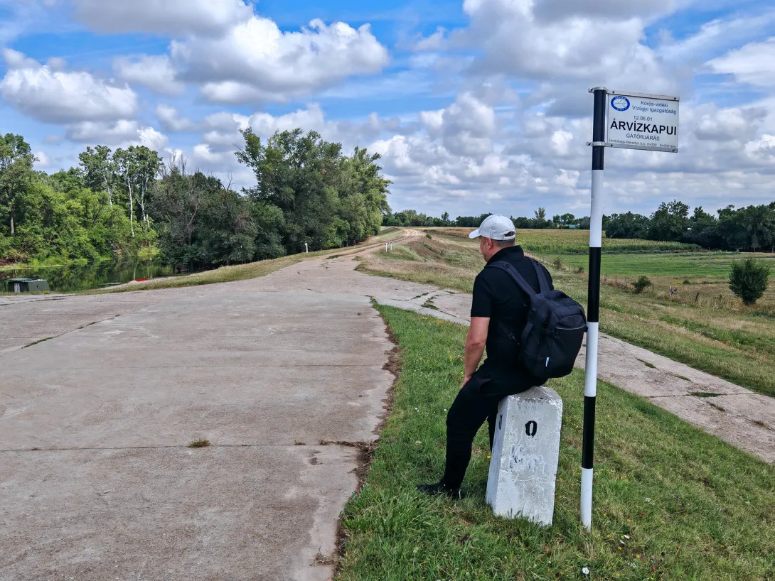 A puszta vándora megpihen a 0 km-nél, Árvízkapui Gátőrjárás, Hortobágy-Berettyó b.p. 0+000 - 9+000 tkm