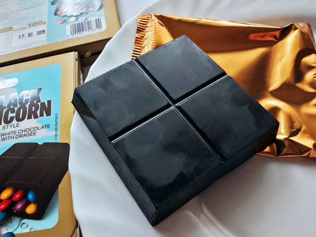 Fekete unikornis csokoládé - Black Unicorn - Coloured white chocolate filled hith dragee