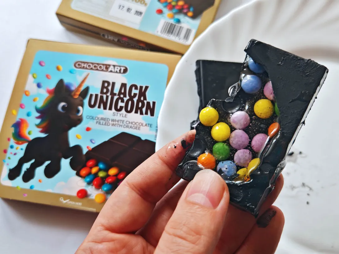 Fekete unikornis csokoládé - Black Unicorn - Coloured white chocolate filled hith dragee