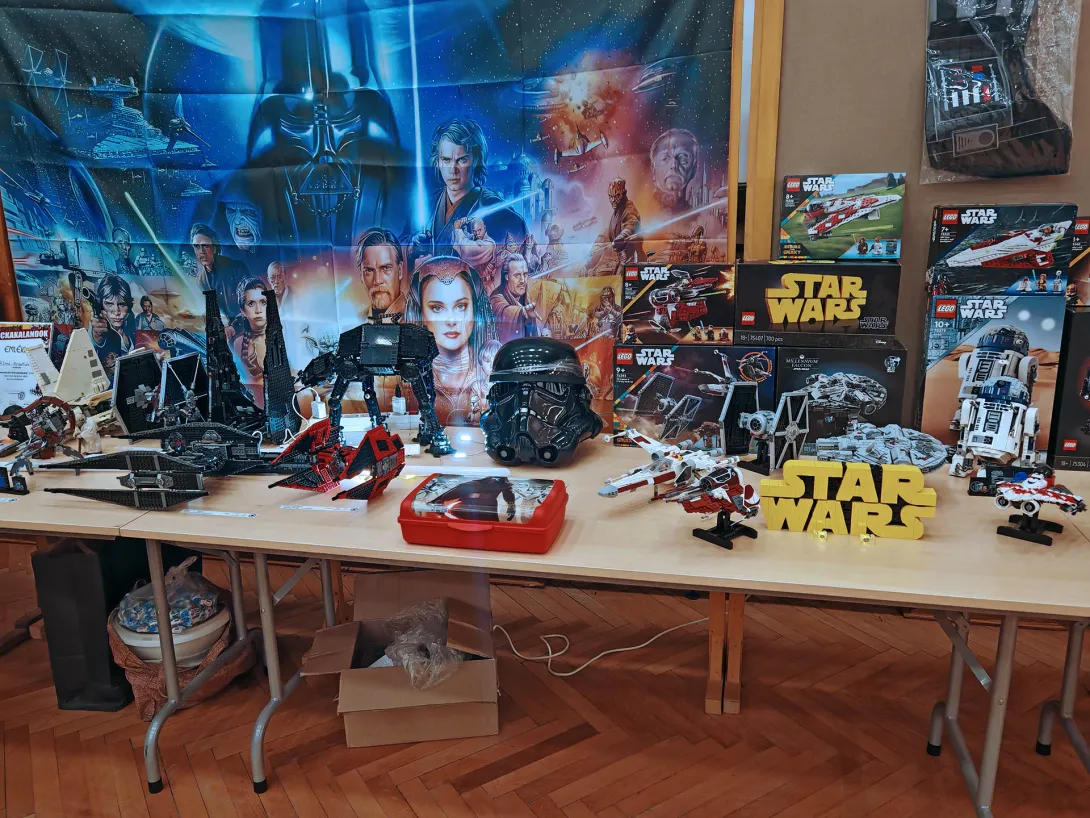 A saját kiállítóhelyemen mutattam be a LEGO-építményeket, kísérve három rövid LEGO-összerakó videóval és néhány eredeti Star Wars-relikviával, mindezt négy darab 80×180 cm-es asztalon. (A lázadók már jól tudják: ez a galaxis legjobb része!)