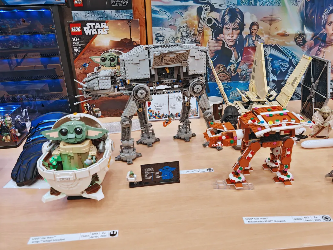 A saját kiállítóhelyemen mutattam be a LEGO-építményeket, kísérve három rövid LEGO-összerakó videóval és néhány eredeti Star Wars-relikviával, mindezt négy darab 80×180 cm-es asztalon. (A lázadók már jól tudják: ez a galaxis legjobb része!)