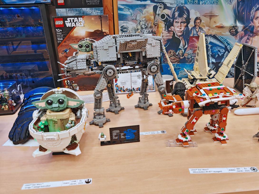 A saját kiállítóhelyemen mutattam be a LEGO-építményeket, kísérve három rövid LEGO-összerakó videóval és néhány eredeti Star Wars-relikviával, mindezt négy darab 80×180 cm-es asztalon. (A lázadók már jól tudják: ez a galaxis legjobb része!)