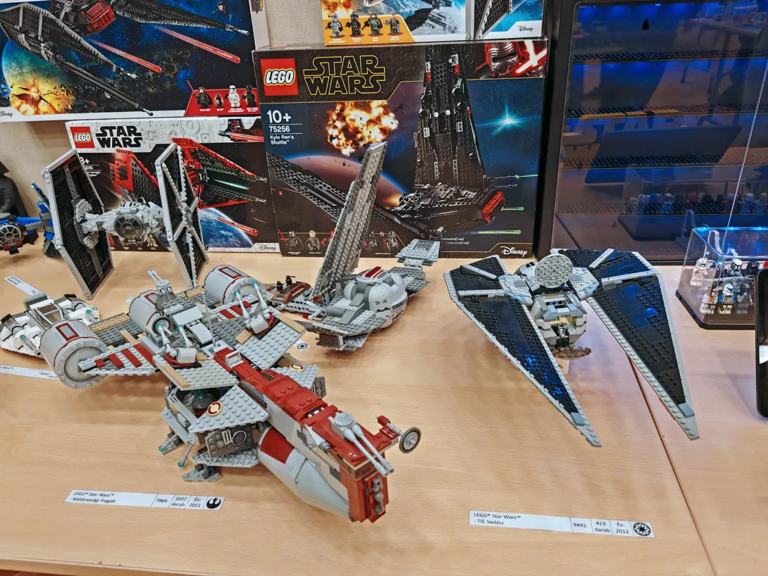 A saját kiállítóhelyemen mutattam be a LEGO-építményeket, kísérve három rövid LEGO-összerakó videóval és néhány eredeti Star Wars-relikviával, mindezt négy darab 80×180 cm-es asztalon. (A lázadók már jól tudják: ez a galaxis legjobb része!)
